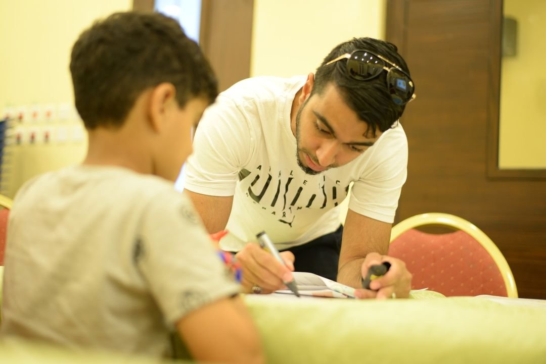 طلاب في حصة دراسية جماعية ضمن برامج الدعم الأكاديمي